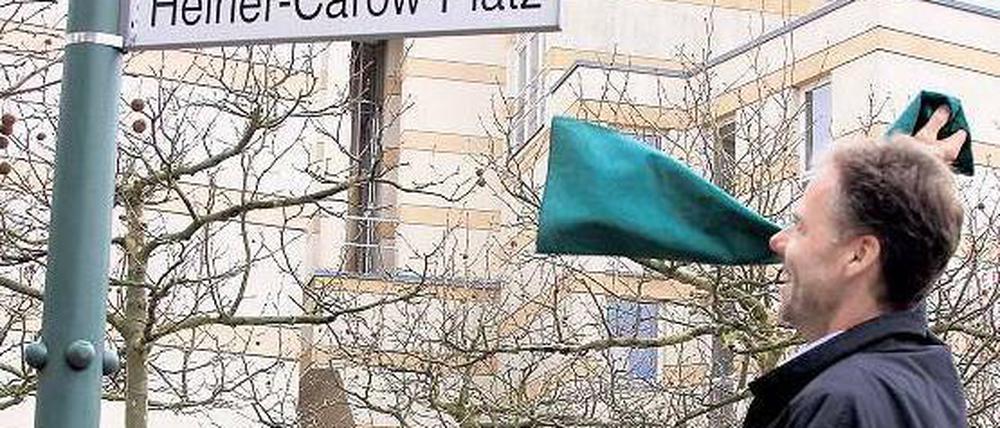 Unrühmliches Ende. Nach mehreren verschlafenen Terminen in den letzten beiden Jahren war es gestern soweit: Der Heiner-Carow-Platz im Kirchsteigfeld wurde offiziell eingeweiht.