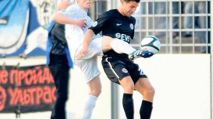 Bleibt zuversichtlich. Matthias Rudolph (l.) – hier im Duell mit Offenbachs Kai Hesse – will mit Babelsberg 03 nun bei Werder Bremen endlich mal wieder gewinnen.