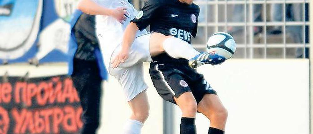 Bleibt zuversichtlich. Matthias Rudolph (l.) – hier im Duell mit Offenbachs Kai Hesse – will mit Babelsberg 03 nun bei Werder Bremen endlich mal wieder gewinnen.