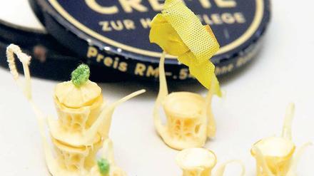 Verborgen. Ein Tee-Service aus Fischknochen war in einer Cremedose versteckt.