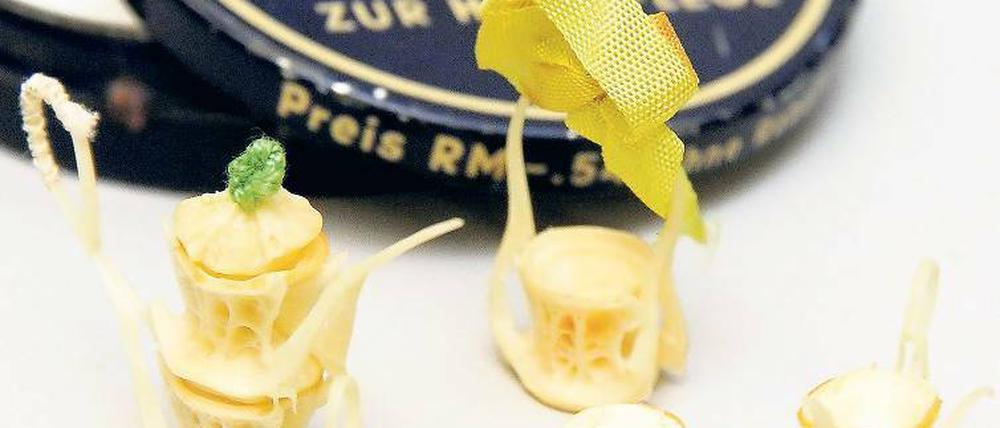 Verborgen. Ein Tee-Service aus Fischknochen war in einer Cremedose versteckt.