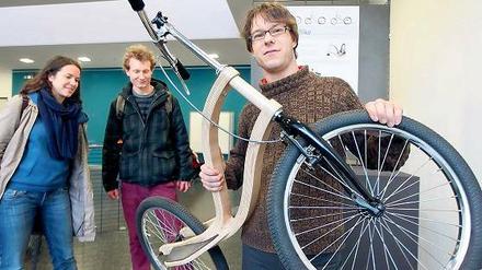 Handgemacht. Das „Ride Bike“ hat einen Rahmen aus Holz.