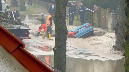 Wie im Katastrophenfilm. PNN-Leser schickten Bilder von einem Wasserrohrbruch, der sich am Sonntag in Drewitz ereignete. Dabei versank ein blauer Nissan buchstäblich in den Wasserfluten.