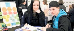 Auf der Suche. Marie (r.) kam mit ihrer Freundin Jane (l.) zur Messe.