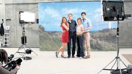 Vier Freunde am Meer. Die Hauptdarsteller Andrea Cleven, Philipp Romann, Greta Galisch de Palma und Florian Thunemann (v.l.) posieren für die Fotografen.