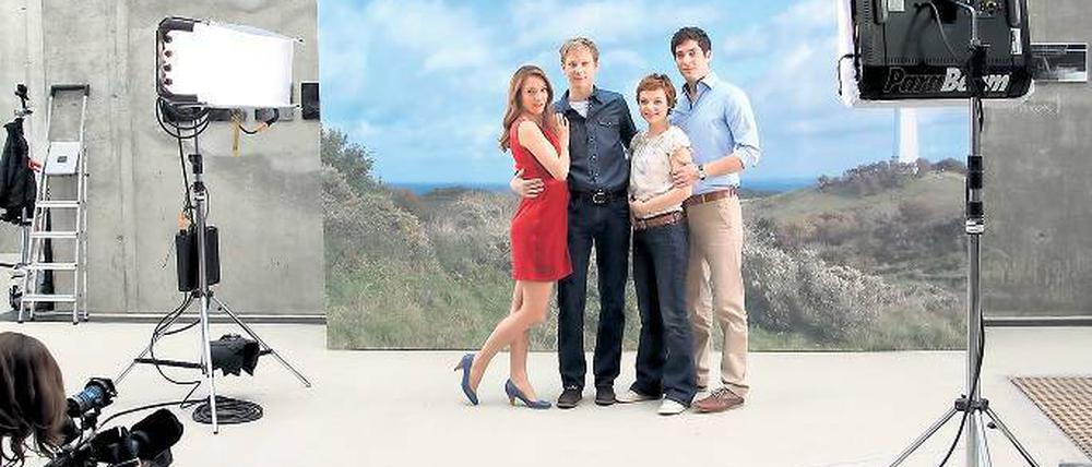 Vier Freunde am Meer. Die Hauptdarsteller Andrea Cleven, Philipp Romann, Greta Galisch de Palma und Florian Thunemann (v.l.) posieren für die Fotografen.