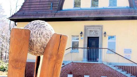 Kunst im Blick: Vor dem Wilhelmshorster Gemeindezentrum sind derzeit Skulpturen einheimischer Künstler zu sehen.