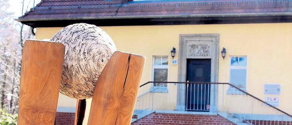 Kunst im Blick: Vor dem Wilhelmshorster Gemeindezentrum sind derzeit Skulpturen einheimischer Künstler zu sehen.