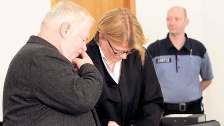 Gesprächsstoff. Hilpert mit seiner Verteidigerin Heide Sandkuhl.