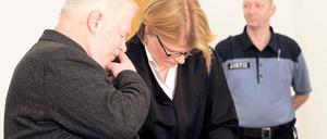 Gesprächsstoff. Hilpert mit seiner Verteidigerin Heide Sandkuhl.