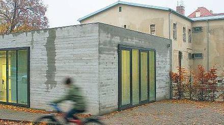 Das ehemalige Gefängnis in der Leistikowstraße, davor der Servicebau.
