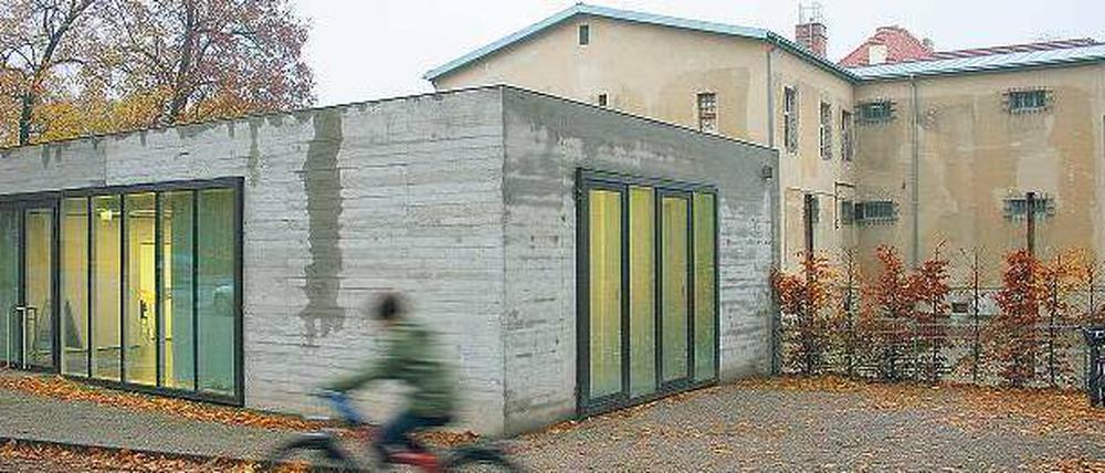 Das ehemalige Gefängnis in der Leistikowstraße, davor der Servicebau.