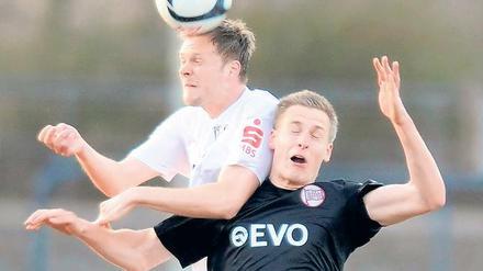 Hart gekämpft. Der SV Babelsberg 03 – hier Julian Prochnow (links) beim Kopfballduell mit Lars Bender – konnte auch daheim nicht punkten und musste erneut eine Niederlage einstecken.