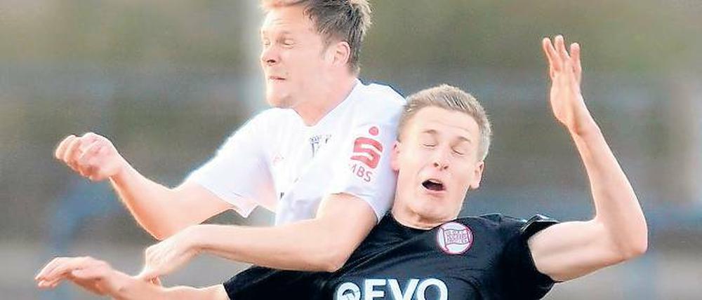 Hart gekämpft. Der SV Babelsberg 03 – hier Julian Prochnow (links) beim Kopfballduell mit Lars Bender – konnte auch daheim nicht punkten und musste erneut eine Niederlage einstecken.