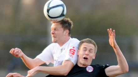 Abstiegskampf. Julian Prochnow (li.) vom SV Babelsberg 03 und Lars Bender von Kickers Offenbach beim Kampf un den Ball am Dienstagabend (27.03.2012). Das Spiel verloren die Babelsberger.