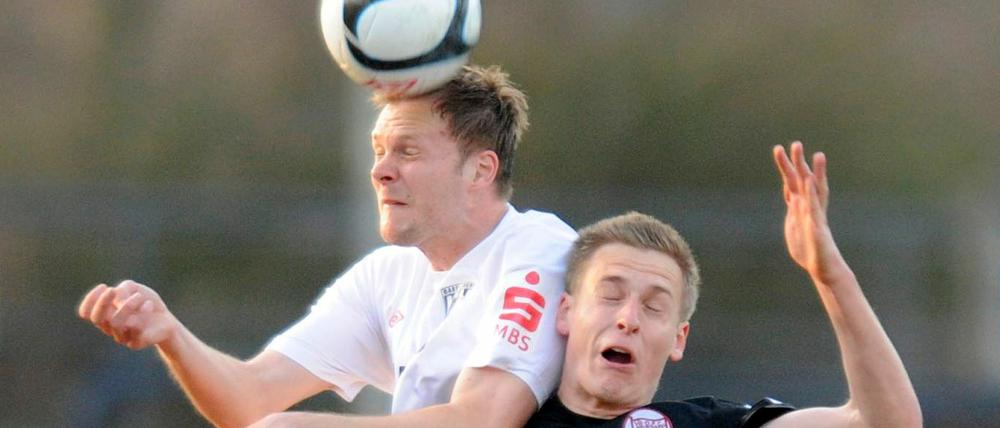 Abstiegskampf. Julian Prochnow (li.) vom SV Babelsberg 03 und Lars Bender von Kickers Offenbach beim Kampf un den Ball am Dienstagabend (27.03.2012). Das Spiel verloren die Babelsberger.