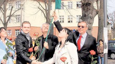 Der geehrte Großvater: Willi Frohweins Enkelin Anke Knitter (M.) und andere enthüllen das Namensschild.