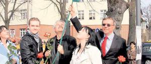 Der geehrte Großvater: Willi Frohweins Enkelin Anke Knitter (M.) und andere enthüllen das Namensschild.