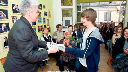 Ausgezeichnet. „Digitale Apokalypse“ nannte Daniel Falk seinen Text mit Tagebuchaufzeichnungen aus dem Jahr 2033, mit dem er den ersten Platz in seiner Kategorie belegte. Lehrerin Kartin Leubner gratuliert dem Lenné-Schüler in Wists Lesestübchen.