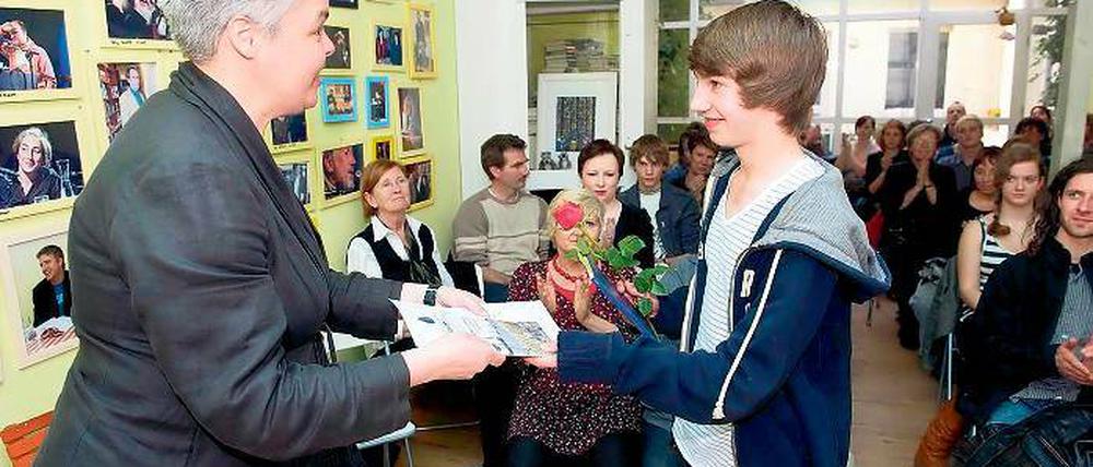 Ausgezeichnet. „Digitale Apokalypse“ nannte Daniel Falk seinen Text mit Tagebuchaufzeichnungen aus dem Jahr 2033, mit dem er den ersten Platz in seiner Kategorie belegte. Lehrerin Kartin Leubner gratuliert dem Lenné-Schüler in Wists Lesestübchen.