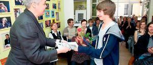 Ausgezeichnet. „Digitale Apokalypse“ nannte Daniel Falk seinen Text mit Tagebuchaufzeichnungen aus dem Jahr 2033, mit dem er den ersten Platz in seiner Kategorie belegte. Lehrerin Kartin Leubner gratuliert dem Lenné-Schüler in Wists Lesestübchen.