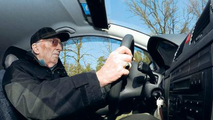 Flott unterwegs. Der 87-jährige Rudi Seifert ist beim „FahrFitnessCheck“ des ADAC mit seinem Pkw in Potsdam unterwegs. Automobilclubs wie der ADAC bieten spezielle Fahrtests für Autofahrer ab 65 Jahren an, um Ängste auszuräumen und praktische Tipps zu geben.
