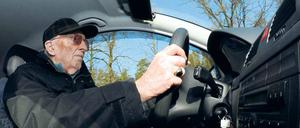 Flott unterwegs. Der 87-jährige Rudi Seifert ist beim „FahrFitnessCheck“ des ADAC mit seinem Pkw in Potsdam unterwegs. Automobilclubs wie der ADAC bieten spezielle Fahrtests für Autofahrer ab 65 Jahren an, um Ängste auszuräumen und praktische Tipps zu geben.