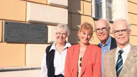 Würdigung. Maria Zeller, Cornelia, Matthias und Andreas Brandt (v.l.) vor der Gedenktafel, die seit Samstag am Haus in der Burgstraße 32 an ihren Vater erinnert.