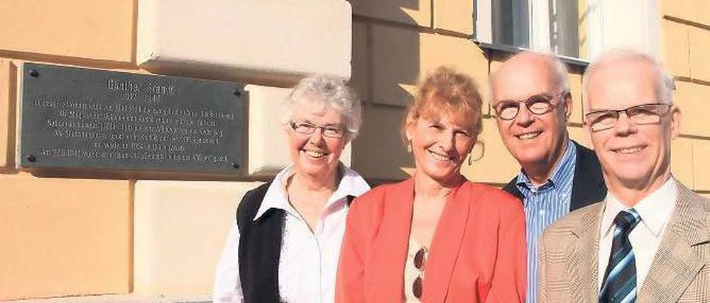 Würdigung. Maria Zeller, Cornelia, Matthias und Andreas Brandt (v.l.) vor der Gedenktafel, die seit Samstag am Haus in der Burgstraße 32 an ihren Vater erinnert.