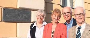 Würdigung. Maria Zeller, Cornelia, Matthias und Andreas Brandt (v.l.) vor der Gedenktafel, die seit Samstag am Haus in der Burgstraße 32 an ihren Vater erinnert.