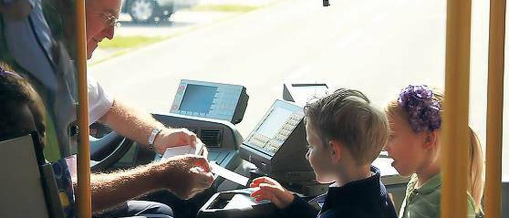 Immer der Reihe nach: In den Beelitzer Schulbussen sollen Bürgerarbeiterinnen auf Ordnung achten.