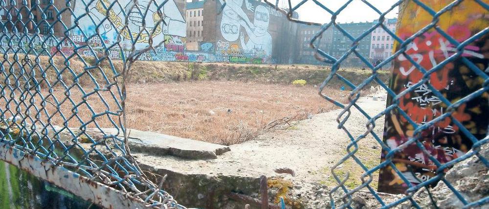 Dort wär’s gewesen. Blick auf das Grundstück an der Ecke Cuvrystraße/Schlesische Straße in Berlin, wo das „BMW Guggenheim Lab“ hätte gebaut werden sollen.