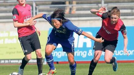Kaum probate Mittel. Bei Turbine Potsdam – hier versucht Yuki Nagasato (Mitte), sich gegen Jacqueline Klasen (l.) und Vanessa Martini durchzusetzen – rief laut Trainer Bernd Schröder kaum eine Spielerin ihre Leistung ab.