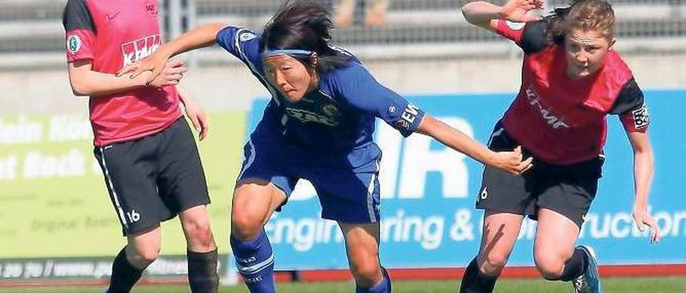 Kaum probate Mittel. Bei Turbine Potsdam – hier versucht Yuki Nagasato (Mitte), sich gegen Jacqueline Klasen (l.) und Vanessa Martini durchzusetzen – rief laut Trainer Bernd Schröder kaum eine Spielerin ihre Leistung ab.