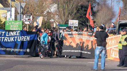 Gegen Unterstützung für Rechts demonstrierten rund 60 Antifa-Anhänger am Sonntagnachmittag in Grube. Zeitgleich marschierten rund 30 Rechtsextreme auf.