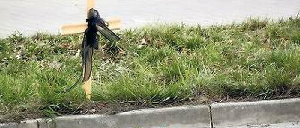 Trauer. Am Unfallort wurde am Freitag ein Kreuz aufgestellt.