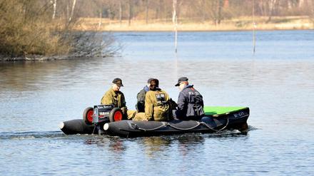 Polizisten in einem Boot suchen am Freitag (23.03.12) auf der Unterhavel in Höhe der Pfaueninsel bei Berlin nach dem seit dem 10. März 2012 vermissten Schauspieler Michael Dorn.