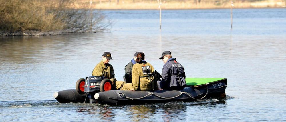 Polizisten in einem Boot suchen am Freitag (23.03.12) auf der Unterhavel in Höhe der Pfaueninsel bei Berlin nach dem seit dem 10. März 2012 vermissten Schauspieler Michael Dorn.