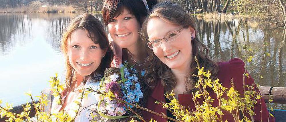 Die es ist und die es werden wollen: Baumblütenkönigin Victoria Tremel (Mitte) mit Karola Schulz (links) und Sophie Jacobs gestern am Plessower See in Kemnitz.