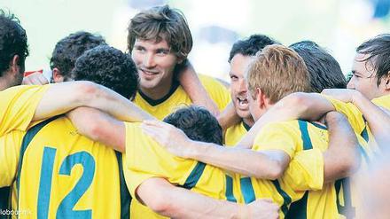 Hockey auf einem anderen Kontinent. Frederick Eger (Mitte, hier mit seinem australischen Team) spielte jahrelang bei der Potsdamer Sport-Union 04. Nachdem er ein Jahr in Australien unterwegs war und in der ersten australischen Liga für den Doncaster HC spielte, geht der 22-jährige Stürmer nun für den Bundesligisten TuS Lichterfelde Berlin auf Torjagd.