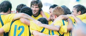 Hockey auf einem anderen Kontinent. Frederick Eger (Mitte, hier mit seinem australischen Team) spielte jahrelang bei der Potsdamer Sport-Union 04. Nachdem er ein Jahr in Australien unterwegs war und in der ersten australischen Liga für den Doncaster HC spielte, geht der 22-jährige Stürmer nun für den Bundesligisten TuS Lichterfelde Berlin auf Torjagd.