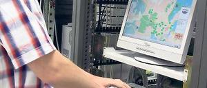 In der Verkehrszentrale: In der Hegelallee laufen alle Drähte zusammen. Von hier werden die neuen Pförtnerampeln gesteuert. Die ersten sind bereits in Betrieb.