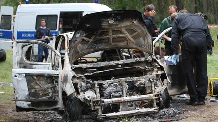 Polizisten sicherten am 12. August 2011 in einem abgesperrten Waldstück bei Börnicke (Havelland) den Fundort der Leichen. Der Mordprozess gegen einen dänischen Vater, der seine beiden Töchter getötet haben soll, ist am Donnerstag in Potsdam unterbrochen worden.
