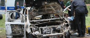 Polizisten sicherten am 12. August 2011 in einem abgesperrten Waldstück bei Börnicke (Havelland) den Fundort der Leichen. Der Mordprozess gegen einen dänischen Vater, der seine beiden Töchter getötet haben soll, ist am Donnerstag in Potsdam unterbrochen worden.