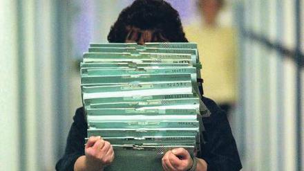 Viele Widersprüche, mehr Klagen. Mit so genannten „Bescheidberatern“ will das Jobcenter Potsdam gegensteuern und die Kommunikation mit den Kunden verbessern. Auch eine Schiedsstelle soll es künftig geben, wie Jobcenter-Chef Frank Thomann erläuterte.