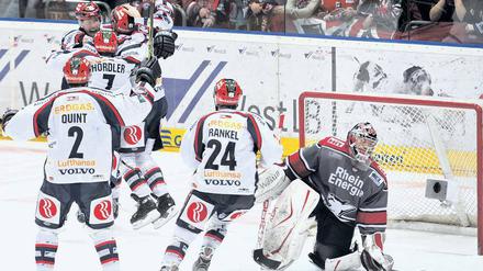 Das Tor zum Titel. Florian Busch hat zum 2:1 für die Eisbären getroffen.