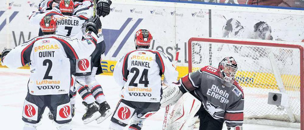 Das Tor zum Titel. Florian Busch hat zum 2:1 für die Eisbären getroffen.