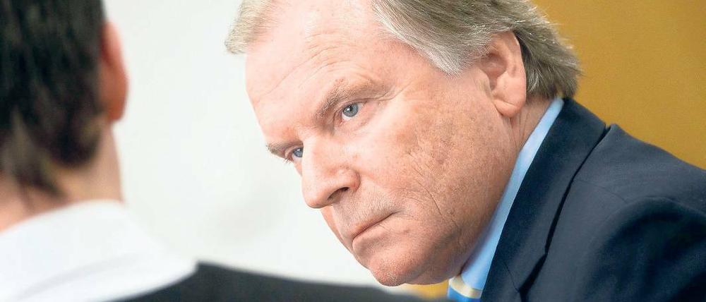 So der Deal. Im Betrugsprozess gegen Brandenburgs früheren Justizminister Kurt Schelter zeichnet sich ein schnelles Ende ab. Legt der 65-Jährige ein „tragfähiges Geständnis ab“, kann er mit einer milden Strafe rechnen.
