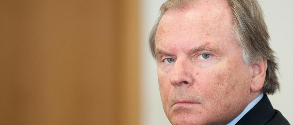 Der ehemalige Justizminister des Landes Brandenburg, Kurt Schelter (CDU), steht am Dienstag (20.03.12) in Potsdam in einem Saal des Landgerichts Potsdan und wartet auf den Beginn des Prozesses gegen ihn. Der CDU-Politiker soll nach seinem Ruecktritt als Minister im Jahr 2002 etwa 100.000 Euro Ruhegehalt und Übergangsgeld zu viel kassiert haben, indem er seine selbstständige Taetigkeit verschwieg. Zudem soll er zu wenig Steuern gezahlt haben.