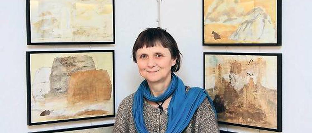 Baut ihre eigenen Städte. Eva Kowalski inmitten ihrer Collagen.